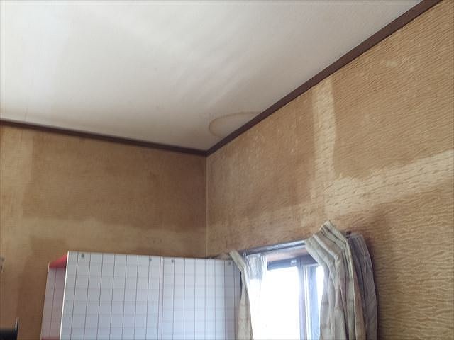 壁際の天井に雨漏りのシミ